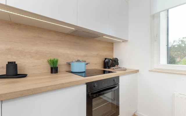 Spacious Apartment With Desk by Renters