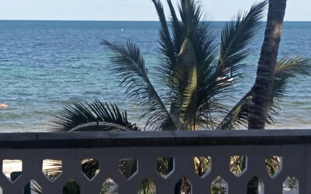 Travellers Beach Hotel & Club