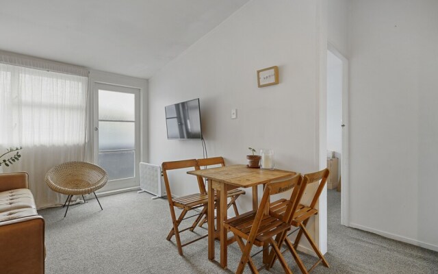 Central Quiet 2BR Apt -  Wifi -  Parking