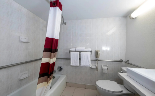 Red Roof Inn PLUS+ Newark Liberty Airport - Carteret