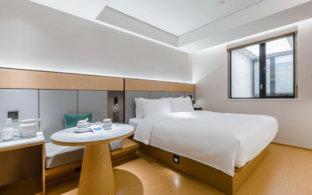 Ji Hotel (Shanghai Lujiabang Road Metro Station)