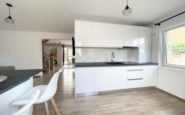 Impeccable 2-bed House in Albești