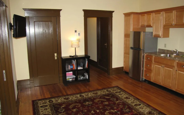 Tawsty Flower - Haines Suites