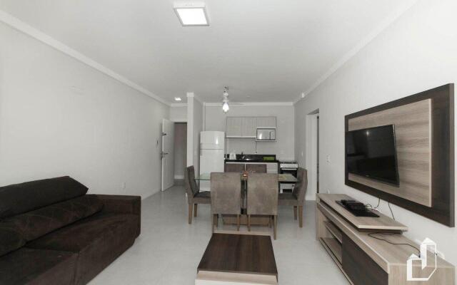 Apartamento com 03 dormitórios meia quadra do mar