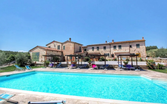 Vintage Farmhouse with Pool in Asciano