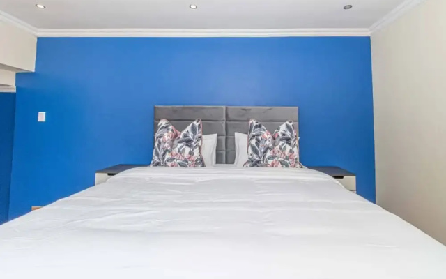 Super Spacious Fun Home! With Pool, Den and Bar