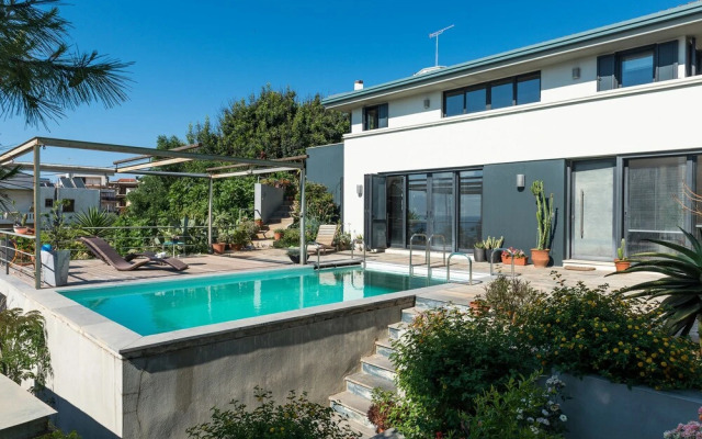 Artistic Private Pool Villa with Gorgeous Gardens