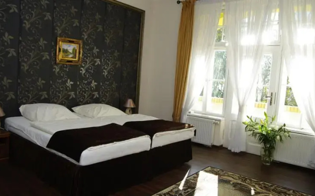 Pensjonat - Restauracja Żółty Domek