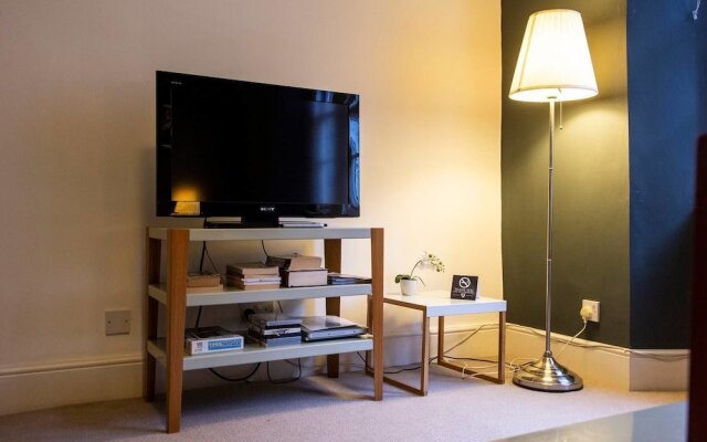 JOIVY Perfect Location! Charming Rose St Apt for Couples