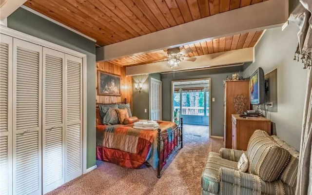 Paradise On The River Three Bedroom Cabin