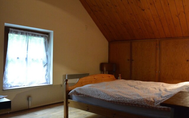 Quaint Chalet in Hannut with a Pond