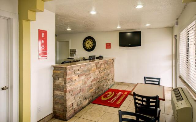 Econo Lodge East