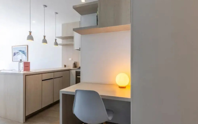 w Stylish 1BR in Chic