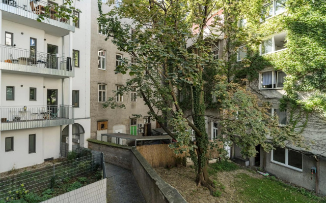 Prater Balcony Suite by ichbucheAT