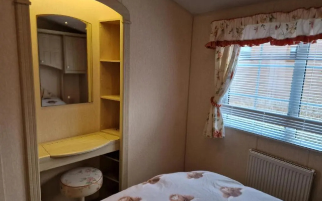 Caravan - Sleeps 4 - Pet Friendly - Parking
