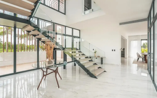 Magnificent Villa With Golf Cart Maid at Caleton