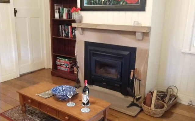 Amiens Cottage. Queenslander, charming, central. – Guest Rooms – Stanthorpe