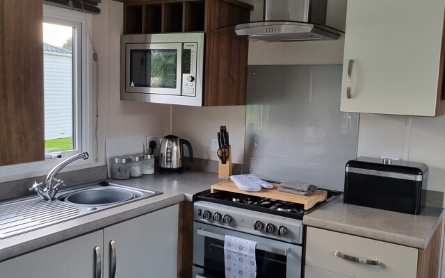 Immaculate 8-bed Cabin in Tattershall Lake