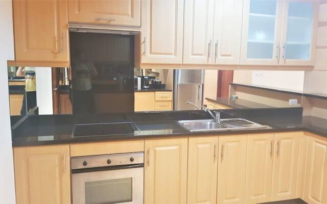 Lovely 2-bed Apartment in Pratumnak With Pool View