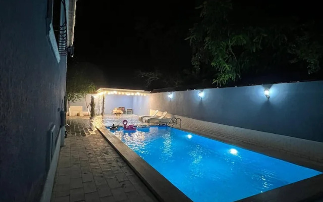 Cozy House With Swimming Pool Near City Center