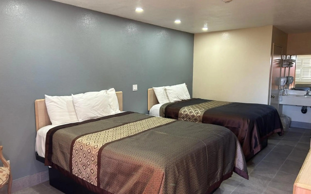 California Inn & Suites Adelanto US 395