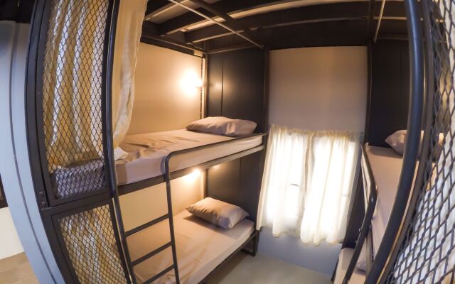Urban Bed Hostel - Adults Only