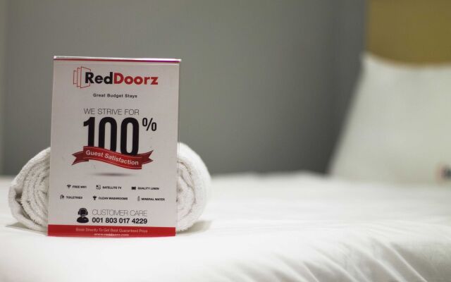 RedDoorz Plus @ Jalan Pemuda Jakarta