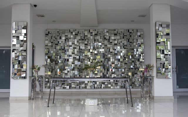 ANEW Hotel & Convention Centre OR Tambo