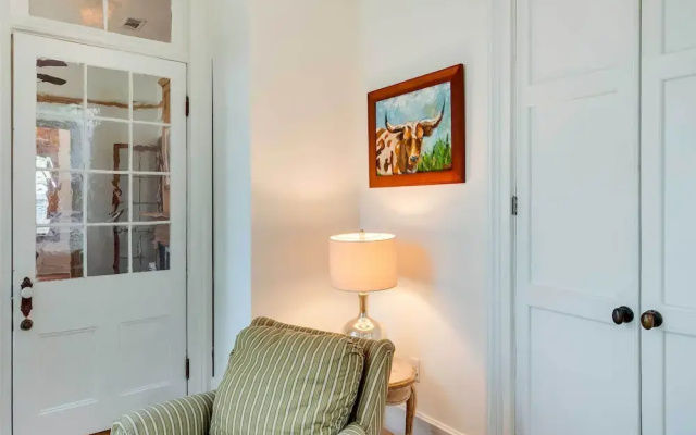 Comfy Central Natchez Hideaway: Walk to Dtwn!