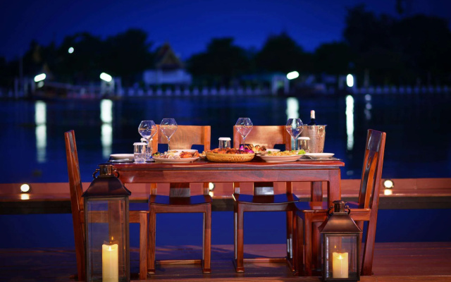 Amphawa Riverfront Hotel