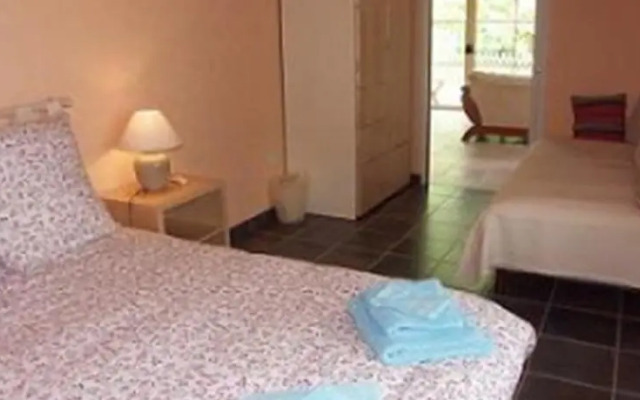 Au Bas Chalonge Gite Le Four à Pain