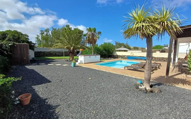 Lajares Villa-sleeps 6-free Parking-playground