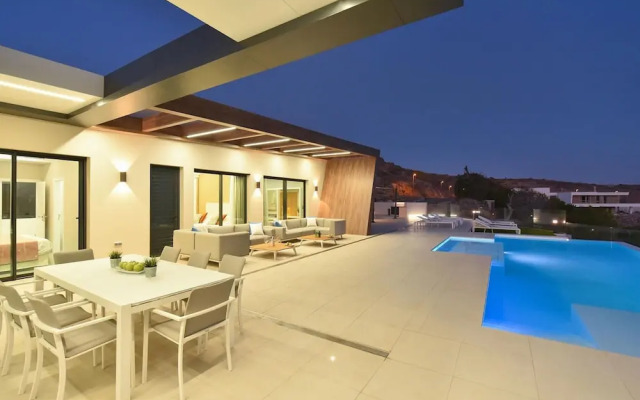 Villa in Salobre With Pool & Golf Nearby