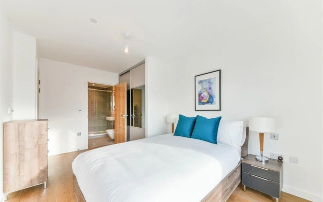 LUXURY Apartment Next to London RAF Museum