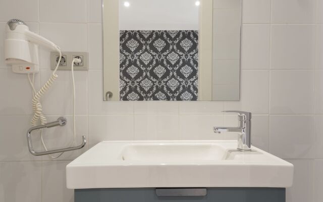 Liceu Apartments by gaiarooms