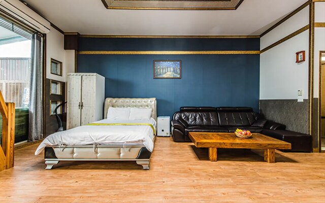 Yeosu White Village Pension