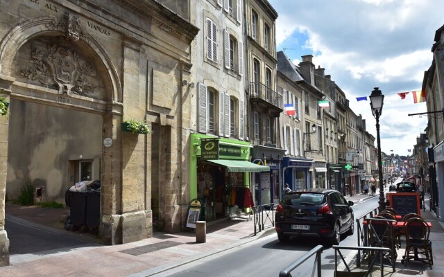 Comfy Apartment in Bayeux. Communal Terrace/livingroom and Kitchen