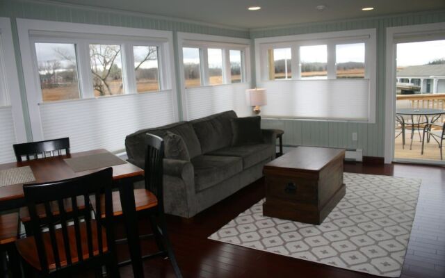 Shea's Riverside Inn & Motel