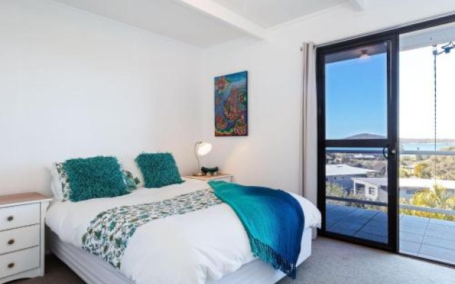 Whale Tales' 78 Lentara Street - Fantastic Water Views Over Fingal Beach – Guest Rooms – Fingal Bay