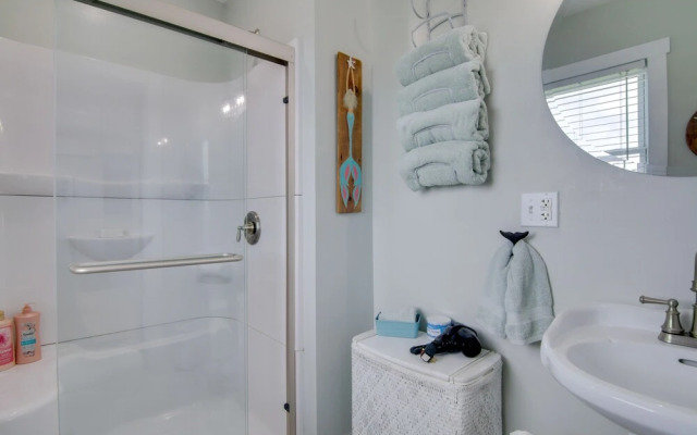 Bayfront Chincoteague Getaway W/ Fire Pit!