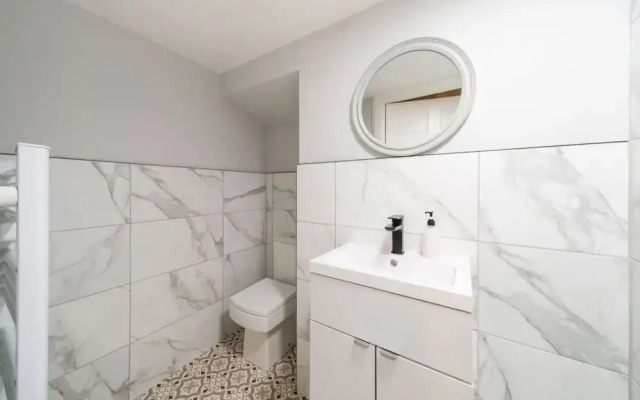 Lochside Apartment C