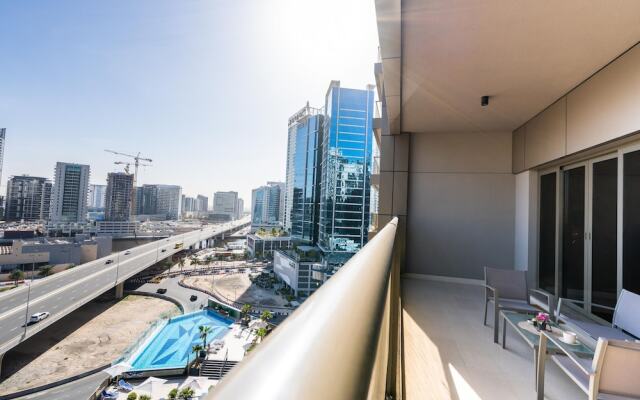 Whitesage - Elite Apartment With Balcony Near Metro Station