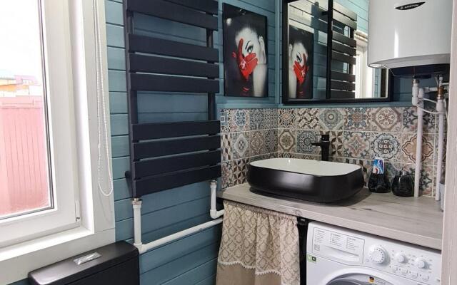 Cottage in DNT Cornflowers 13/1