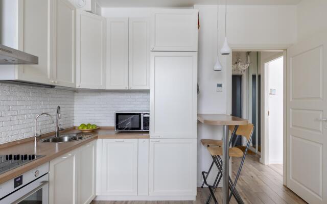 БелосНежность на набережной Обводного канала 108