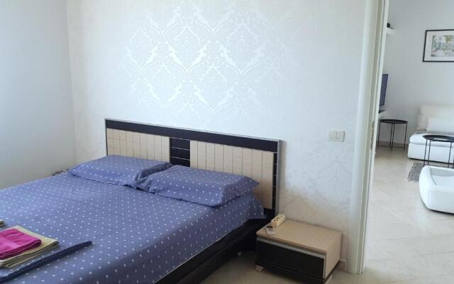 M&I Beach Apartment with Sea View