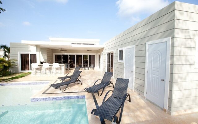 Stylish 3 Bedroom w/ Covered BBQ Area by the Pool