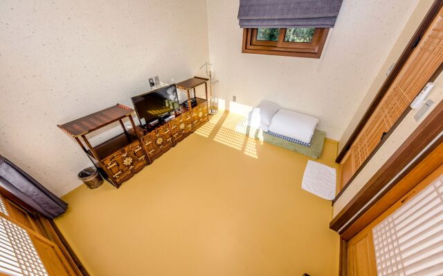 Jeju Hanok Hotel Hallagung