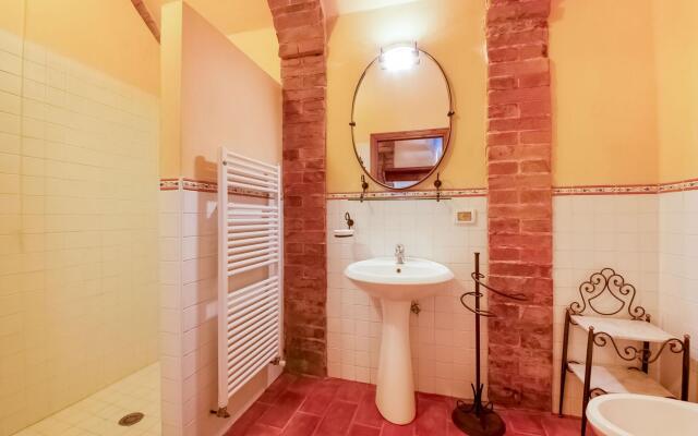 Boutique Cottage in Poggibonsi with Pool