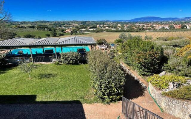 Spoleto-poolside-sleeps-20pool, Jacuzzi, Gardens -a True Fantasy