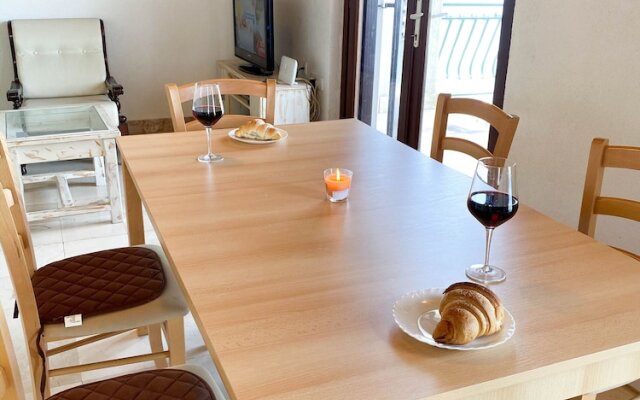 Inviting 3-bed Apartment in Okrug Donji Beachfront